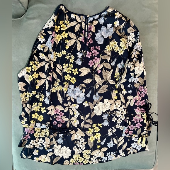 Vince Camuto blouse size 1X Spring colors - Picture 2 of 8